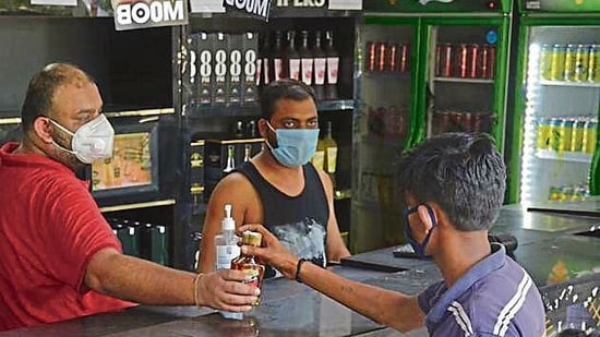 The order states that the 74 liquor stores across Khandwa have been intimated regarding this new rule which will require the customers to get fully inoculated in order to be eligible for buying liquor.(HT File/Representative Image)