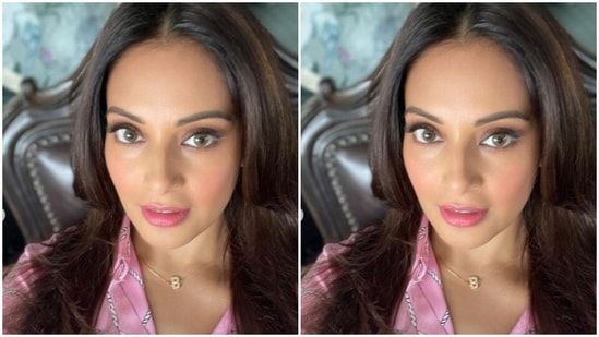 Assisted by makeup artist Shraddha Mishra, Bipasha opted for a minimal makeup look. In pink eyeshadow, black eyeliner, mascara-laden eyelashes, drawn eyebrows, contoured cheeks and a shade of pink lipstick, Bipasha looked pretty.(Instagram/@bipashabasu)