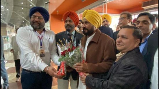 Punjab CM Charanjit Singh Channi (in yellow turban) being welcomed at the Kartarpur Sahib Corridor en route to Gurdwara Darbar Sahib in Narowal district of Pakistan on the eve of Guru Nanak’s birth anniversary on Thursday. (HT Photo)