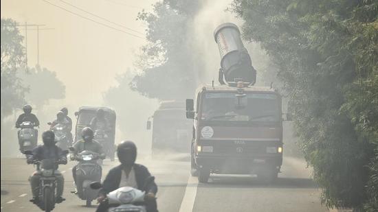 A truck mounted with an anti-smog sprinkles water to curb dust pollution at ITO in New Delhi, India on Tuesday. (HT photo)
