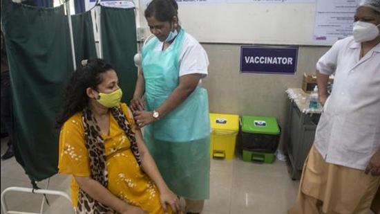As per state health department authorities, Pune district reported 248 fresh Covid-19 cases and two deaths due to the infection on Thursday. The two deaths were reported in rural Pune. (HT Photo)