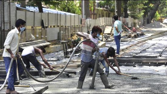 The bidders shortlisted for a tender floated by the Brihanmumbai Municipal Corporation (BMC) turned out to be the same who the Bharatiya Janata Party (BJP) – which is in the opposition – has named as the cartel of contractors that has been favoured by the ruling Shiv Sena. (HT Photo) The bidders shortlisted for a tender floated by the Brihanmumbai Municipal Corporation (BMC) turned out to be the same who the Bharatiya Janata Party (BJP) – which is in the opposition – has named as the cartel of contractors that has been favoured by the ruling Shiv Sena. (HT Photo)