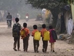 School children walk amid smog in New Delhi.(PTI | Representational image) School children walk amid smog in New Delhi.(PTI | Representational image)