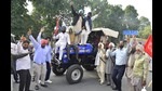 After PM Modi announced repeal of the three farm laws, farmers took no time in celebrating the occasion in Amritsar on Friday. (Sameer Sehgal/HT) After PM Modi announced repeal of the three farm laws, farmers took no time in celebrating the occasion in Amritsar on Friday. (Sameer Sehgal/HT)