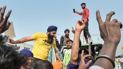 Farmers celebrate at Delhi’s Singhu border after Prime Minister Narendra Modi announced the three farm laws will be repealed, on Friday. (PTI)