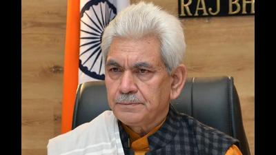Lieutenant governor Manoj Sinha paid obeisance at Gurdwara Sahib, Chand Nagar and prayed for sustained peace, prosperity, happiness and well-being of all. (HT File)