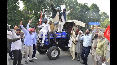 After PM Modi announced repeal of the three farm laws, farmers took no time in celebrating the occasion in Amritsar on Friday. (Sameer Sehgal/HT) After PM Modi announced repeal of the three farm laws, farmers took no time in celebrating the occasion in Amritsar on Friday. (Sameer Sehgal/HT)