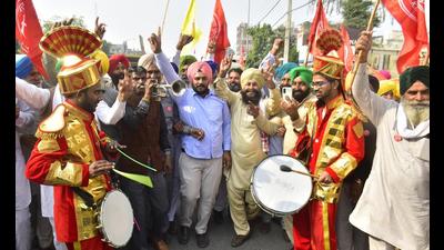 Farmers celebrating after Prime Minister Narendra Modi announced to repeal farm laws, in Amritsar on Friday. (Sameer Sehgal/HT) Farmers celebrating after Prime Minister Narendra Modi announced to repeal farm laws, in Amritsar on Friday. (Sameer Sehgal/HT)