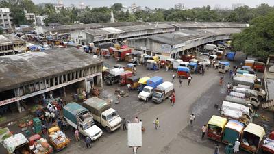 After opposition from various organisations and unions, the APMC has taken back its decision in increasing parking fees for three-wheelers and goods’ vehicles at Market Yard market in Pune. (HT PHOTO)