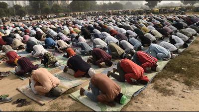 Muslims offer namaz in the open at Leisure Valley in Gurugram on Friday. (Vipin Kumar/HT photo) Muslims offer namaz in the open at Leisure Valley in Gurugram on Friday. (Vipin Kumar/HT photo)