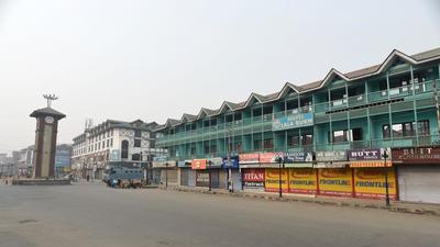 A closed market during the shutdown over Hyderpora civilian killings in Srinagar on Friday. (Waseem Andrabi/HT)