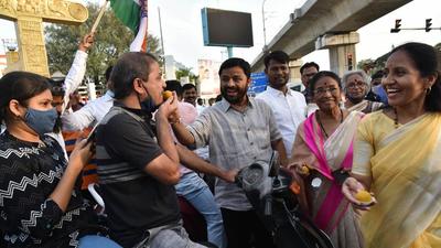Many other organisations, including Sanyukt Kisan Morcha, Kamgar Sanghatana, Sanyukt Kruti Samiti and Jan Andolnachi Sangarsh Samiti also celebrated the Centre’s decision to repeal the farm laws. (HT PHOTO)