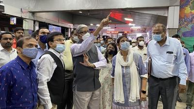 Anilkumar Lahoti along with senior railway officials came to the Pune railway station at 6pm and checked ongoing works and services. (HT PHOTO)