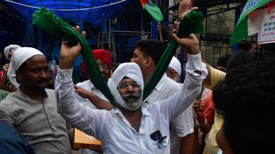 Congress activists celebrate the repeal of three contentious farm laws by Central government . The Maharashtra government is expected to withdraw the farm laws that were tabled in the monsoon session in the ensuing winter session. (HT PHOTO) Congress activists celebrate the repeal of three contentious farm laws by Central government . The Maharashtra government is expected to withdraw the farm laws that were tabled in the monsoon session in the ensuing winter session. (HT PHOTO)
