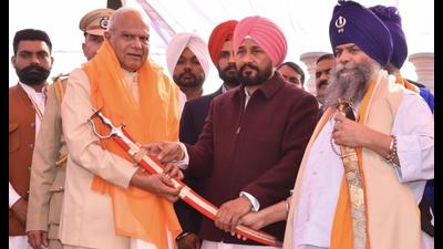 Punjab chief minister Charanjit Singh Channi and governor Banwarilal Purohit dedicating ‘Dastan-e-Shahadat‘ theme park in Chamkaur Sahib to the people on Friday. (HT Photo)