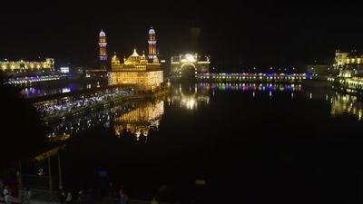 Today, November 19, is being celebrated as the auspicious festival of Guru Nanak Jayanti. It marks the birth anniversary of one of the first ten Sikh gurus, Guru Nanak Dev Ji. Sikhs believe that Guru Nanak Dev Ji brought enlightenment to this world. This year marks the 552nd birth anniversary of Guru Nanak Dev. (Sameer Sehgal/Hindustan Times) Today, November 19, is being celebrated as the auspicious festival of Guru Nanak Jayanti. It marks the birth anniversary of one of the first ten Sikh gurus, Guru Nanak Dev Ji. Sikhs believe that Guru Nanak Dev Ji brought enlightenment to this world. This year marks the 552nd birth anniversary of Guru Nanak Dev. (Sameer Sehgal/Hindustan Times)