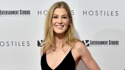 Rosamund Pike debuted when she was 21 years old. Rosamund Pike debuted when she was 21 years old.