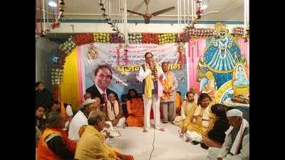Satish Mishra, BSP general secretary and Rajya Sabha member, addresses seers in Vrindavan on Friday. (HT Photo) Satish Mishra, BSP general secretary and Rajya Sabha member, addresses seers in Vrindavan on Friday. (HT Photo)