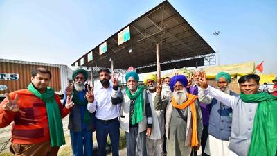 Over 100 staffers worked at the toll plaza in three shifts – 8am to 4pm, 4pm to midnight and midnight to 8 am – before the farmers captured the booth in Ludhiana. Now, the farmers may finally call off the protest with the farm laws being repealed. (HT Photo)