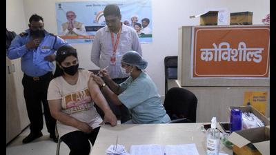 A health worker administers a dose of Covid-19 vaccine at Indirapuram Kailash Mansarover Bhawan in Ghaziabad on Friday. (Sakib Ali/HT) A health worker administers a dose of Covid-19 vaccine at Indirapuram Kailash Mansarover Bhawan in Ghaziabad on Friday. (Sakib Ali/HT)