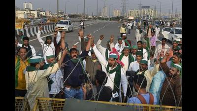 Farmers raise slogans as police remove barricades from the farmers' protest site, Ghazipur, New Delhi, October 29, 2021 (PTI) Farmers raise slogans as police remove barricades from the farmers' protest site, Ghazipur, New Delhi, October 29, 2021 (PTI)