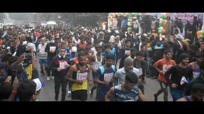 In men’s category, AB Valliappa finished the 42.195 km race held in UP’s Prayagraj with a timing of 2:20:53 while in women’s category, Nirmaben Bharatjee Thakur bagged the top spot clocking 2:50:41 (HT Photo)