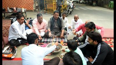 Farmers continued their protest outside the Noida authority office at Sector 6 on Friday. (Sunil Ghosh/HT)