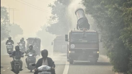 File photo: A truck mounted with an anti-smog sprinkles water to curb dust pollution at ITO in New Delhi, India on Tuesday. (HT photo)