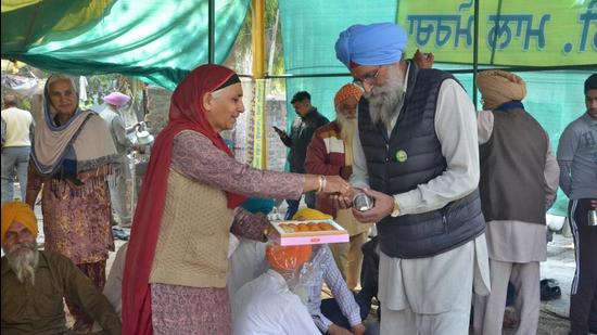 Commuters, including truck drivers, police men and passersby, stopped at the Ladowal protest site to hug and congratulate the farmers for their landmark victory at the Ladowal Toll Plaza. (Gurpreet Singh/HT)