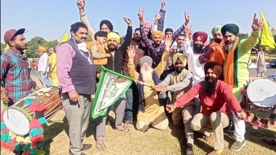 Farmers seen celebrating at Singhu Border in New Delhi on Friday after Prime Minister Narendra Modi announced that the Centre would repeal the 3 controversial farm laws by the end of the month. (SANCHIT KHANNA/HT PHOTO.)