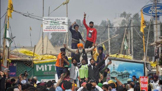 For commuters between Delhi and Ghaziabad, the Friday’s announcement by the Prime Minister that the government has decided to repeal the three farm laws, came as a signal that their daily traffic woes may soon come to an end. (Sanchit Khanna/HT Photo)