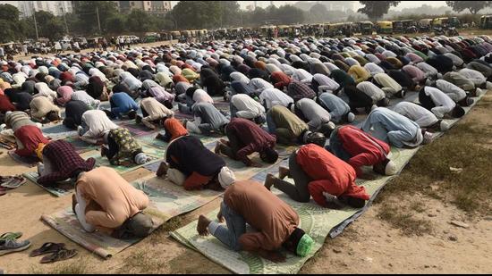 Muslims offer namaz in the open at Leisure Valley in Gurugram on Friday. (Vipin Kumar/HT photo) Muslims offer namaz in the open at Leisure Valley in Gurugram on Friday. (Vipin Kumar/HT photo)
