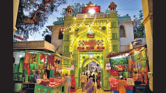 Devotees at Sufi saint Khwaja Moinuddin Chishti's dargah at Ajmer in Rajasthan. (Deepak Sharma/Hindustan Times)