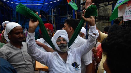 Congress activists celebrate the repeal of three contentious farm laws by Central government . The Maharashtra government is expected to withdraw the farm laws that were tabled in the monsoon session in the ensuing winter session. (HT PHOTO)