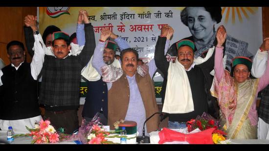 (From left) Himachal Congress chief Kuldeep Rathore, newly elected MLAs Sanjay Awasthi, Bhawani Singh Pathania, All India Congress Committee (AICC) in-charge for Himachal Rajiv Shukla, Rohit Thakur and Mandi MP Pratibha Singh during the launch of membership drive at Congress office in Shimla on Friday. (Deepak Sansta/HT)