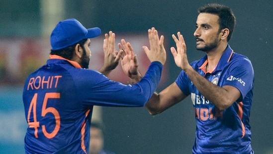 Ranchi: Indian bowler Harshal Patel being greeted by his skipper Rohit Sharma after dismissing New Zealand batsman Glenn Phillips during their 2nd Twenty20 cricket match at JSCA International Stadium Complex in Ranchi, Friday, Nov. 19, 2021. (PTI)