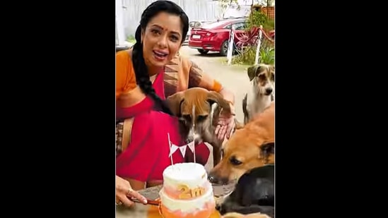 Rupali Ganguly celebrates two million Instagram followers with stray dogs on set. (instagram/@rupaliganguly)