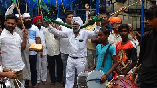 Congress activists celebrate the repeal of three contentious farm laws by Central government. Farmers’ outfits and political parties in the state welcomed Prime Minister Narendra Modi’s announcement to withdraw three farm laws and described it as a victory for the farmers. (HT PHOTO)