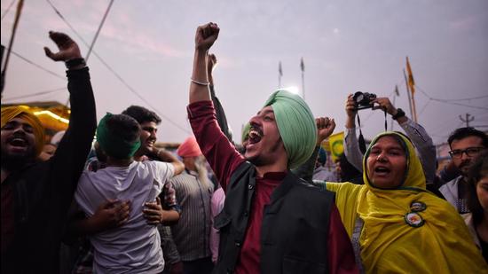 Farmers celebrate after PM Narendra Modi in his public address at 9am announced that central government would repeal the three controversial farm bills, at Singhu border in New Delhi on Friday. (Sanchit Khanna/HT Photo)