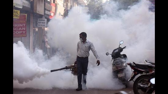 Eighteen Covid cases were reported on Friday against six cases on Thursday. Ten people were tested positive in Mohali while four infections each were reported from Chandigarh and Panchkula. As many as 34 persons were infected with dengue in tricity. (Hindustan Times File Photo/ Representational image)