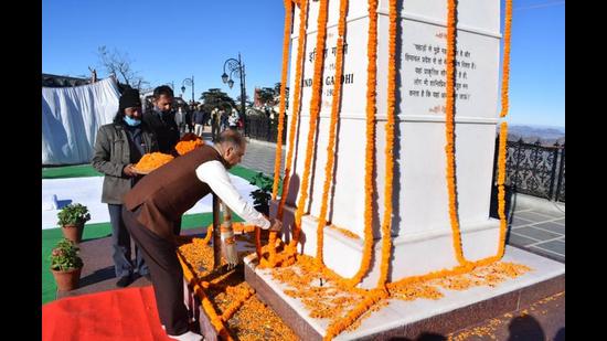 Himachal chief minister Jai Ram Thakur paying floral tributes to late prime minister Indira Gandhi on her 104th birth anniversary on the Ridge in Shimla on Friday. (HT Photo)