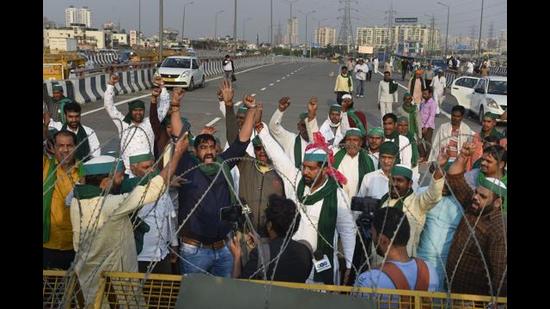 Farmers raise slogans as police remove barricades from the farmers' protest site, Ghazipur, New Delhi, October 29, 2021 (PTI)