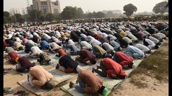 Muslims offer namaz in the open at Leisure Valley in Gurugram on Friday. (Vipin Kumar/HT PHOTO) Muslims offer namaz in the open at Leisure Valley in Gurugram on Friday. (Vipin Kumar/HT PHOTO)