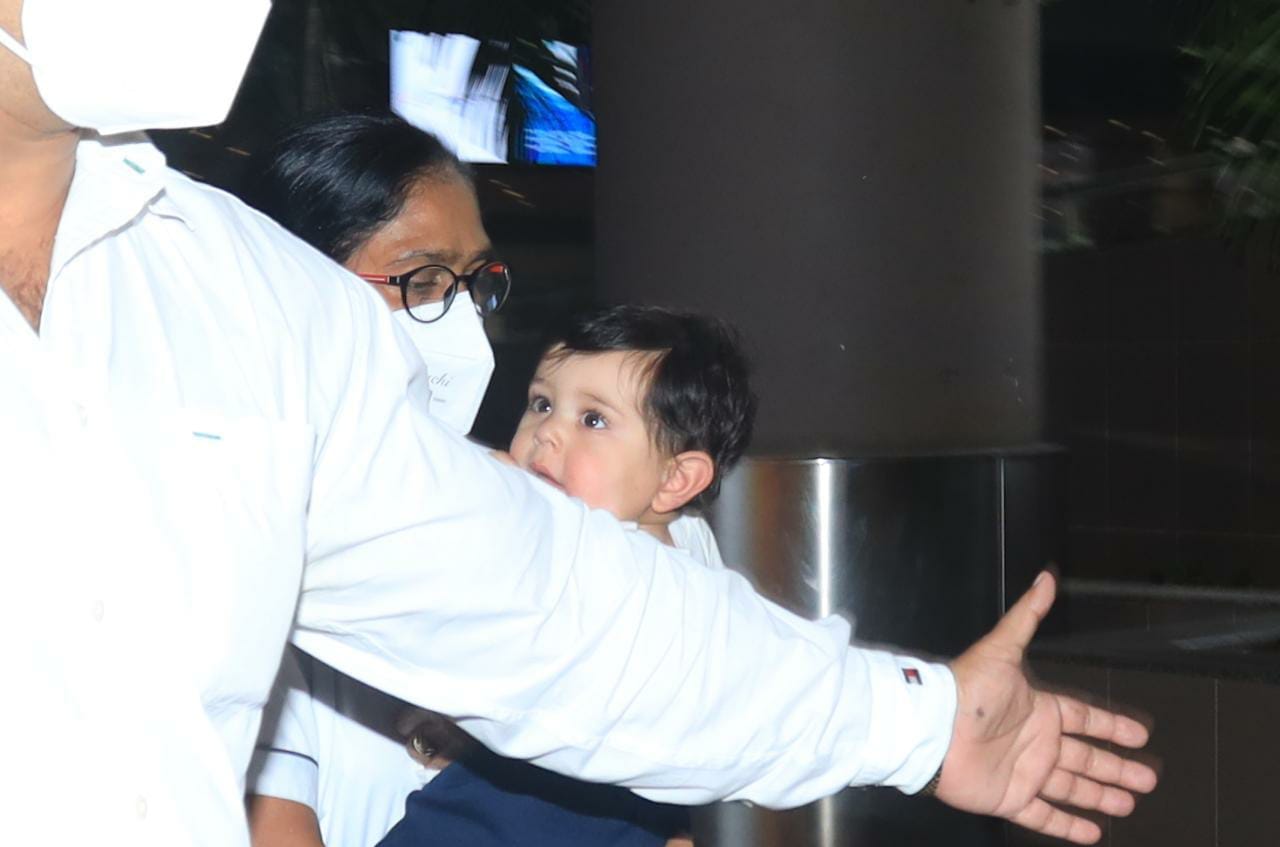 A bodyguard safeguarding Jeh Ali Khan and his nanny. (Varinder Chawla) A bodyguard safeguarding Jeh Ali Khan and his nanny. (Varinder Chawla)