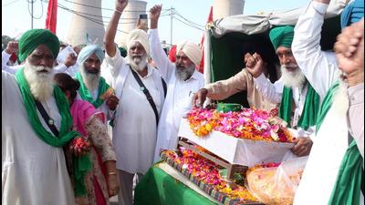 Members of United Kisan Morcha reach Bathinda with the ashes of the farmers who died in Lakhimpur Kheri (UP) on October 24. (HT FILE) Members of United Kisan Morcha reach Bathinda with the ashes of the farmers who died in Lakhimpur Kheri (UP) on October 24. (HT FILE)
