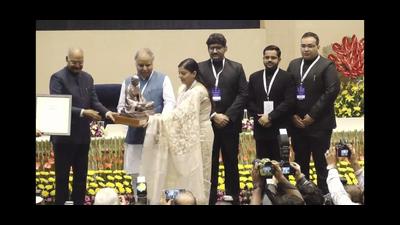 President Ramnath Kovid honouring UP urban development minister Ashutosh Tandon, Varanasi mayor Mridula Jaiswal and municipal commissioner Pranay Singh with a citation and trophy, after Varanasi was adjudged best Ganga town in cleanliness survey 2021. (Sourced) President Ramnath Kovid honouring UP urban development minister Ashutosh Tandon, Varanasi mayor Mridula Jaiswal and municipal commissioner Pranay Singh with a citation and trophy, after Varanasi was adjudged best Ganga town in cleanliness survey 2021. (Sourced)