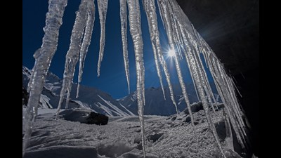 The mercury plunged lowest in the mountainous resort of Pahalgam in south Kashmir settling at -4.3°C while it was -1.5°C at Srinagar. All weather stations in Kashmir recorded sub-zero night temperature. (HT Photo)