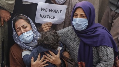 The wife of one of the civilians killed during an encounter with terrorists in Hyderpora, holds their daughter and demands for justice during a protest in Srinagar. (Waseem Andrabi/Hindustan Times) The wife of one of the civilians killed during an encounter with terrorists in Hyderpora, holds their daughter and demands for justice during a protest in Srinagar. (Waseem Andrabi/Hindustan Times)