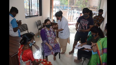 Residents get their vaccination dose against Covid in Thane on Saturday. (PRAFUL GANGURDE/HT PHOTO) Residents get their vaccination dose against Covid in Thane on Saturday. (PRAFUL GANGURDE/HT PHOTO)