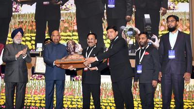 President Ram Nath Kovind confers Swachh Survekshan Award to Jharkhand, at Swachh Amrit Mahotsav in New Delhi on Saturday. (ANI) President Ram Nath Kovind confers Swachh Survekshan Award to Jharkhand, at Swachh Amrit Mahotsav in New Delhi on Saturday. (ANI)